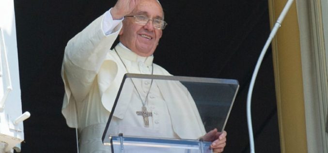Папата: Библијата да се користи често како мобилните?