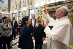 Папата: Дијалогот е израз на љубов