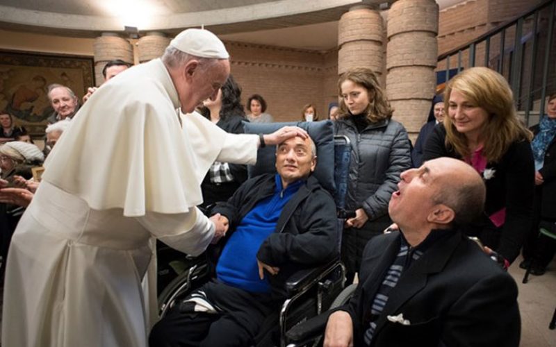 Папата – средба со стари и болни лица