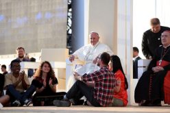 Папата до младите: Потребни сте на Црквата и општеството
