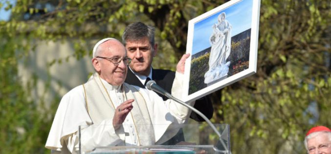 Папата: Свештениците се во служба на народот