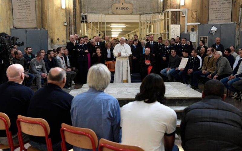 Папата го посети миланскиот затвор Сан Виторе