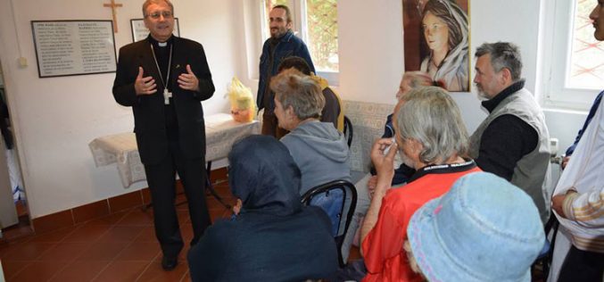 Средба на бискупот Стојанов со корисниците на народната кујна