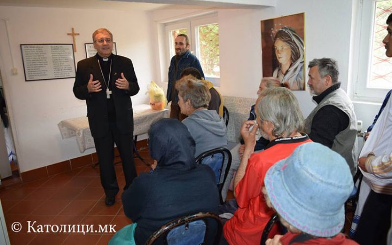Средба на бискупот Стојанов со корисниците на народната кујна