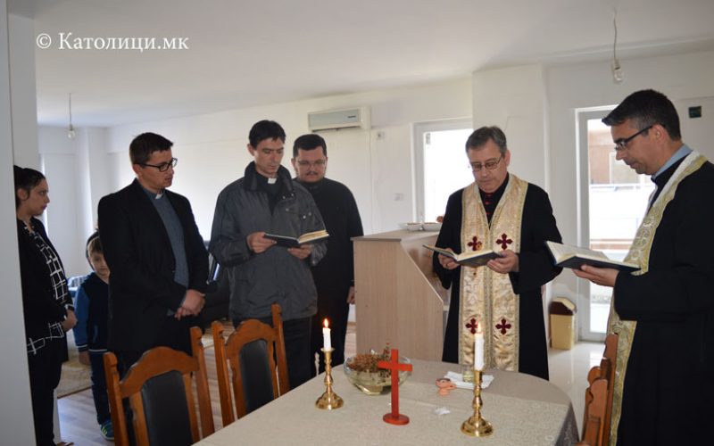 Струмица: Епископот Стојанов освети стан за парохиски потреби