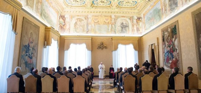 Папата одреди редовен конзисториум за прогласување светци