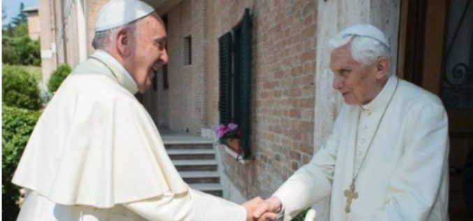 Папата Фрањо се сретна со почесниот Папата Бенедикт XVI