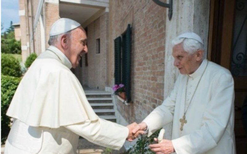 Папата Фрањо се сретна со почесниот Папата Бенедикт XVI