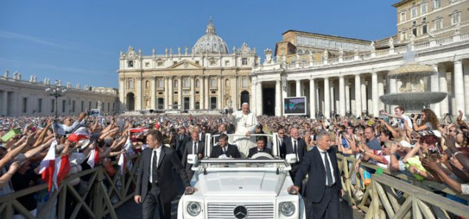 Папата: По пат на дијалог да изградиме мир