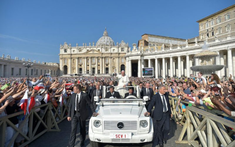 Папата: По пат на дијалог да изградиме мир