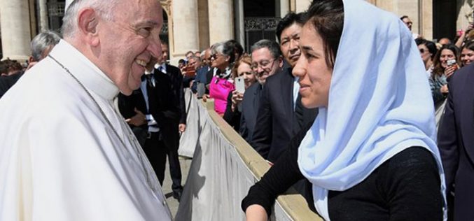 Ватикан: Папата се сретна со поранешна робинка на ИД