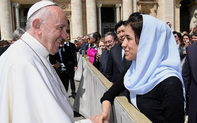 Ватикан: Папата се сретна со поранешна робинка на ИД