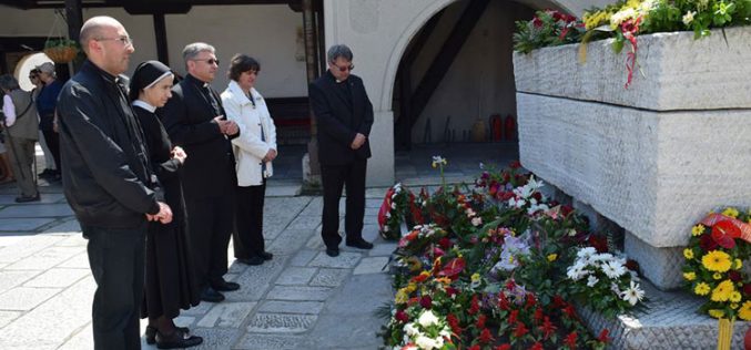 Бискупот Стојанов на гробот на синот на Католичката Црква – Гоце Делчев