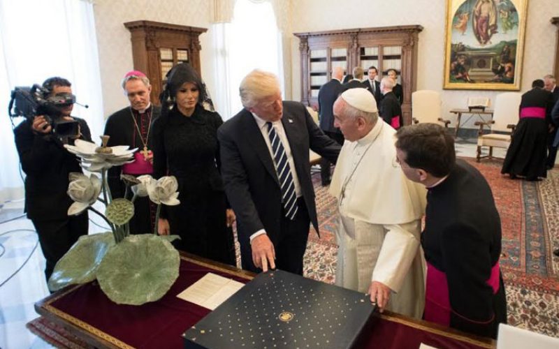 Папата се сретна со претседателот Трамп