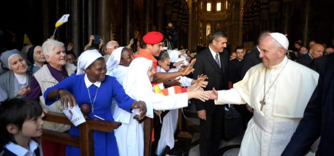 Папата на средба со посветените лица во Џенова