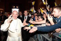 Папата до младите: Да не бидете туристи во животот