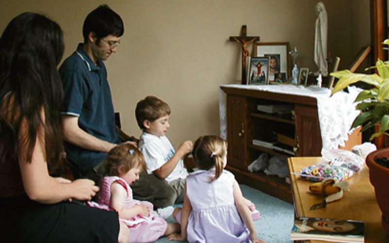 Зошто е важно да се моли Света Бројаница во семејството?
