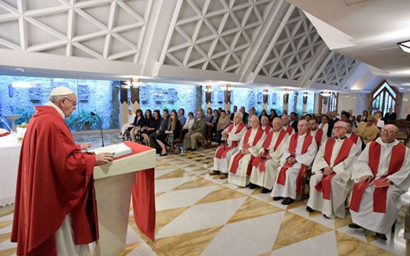 Папата: Делата на милосрдието нѐ оддалечуваат од себичноста