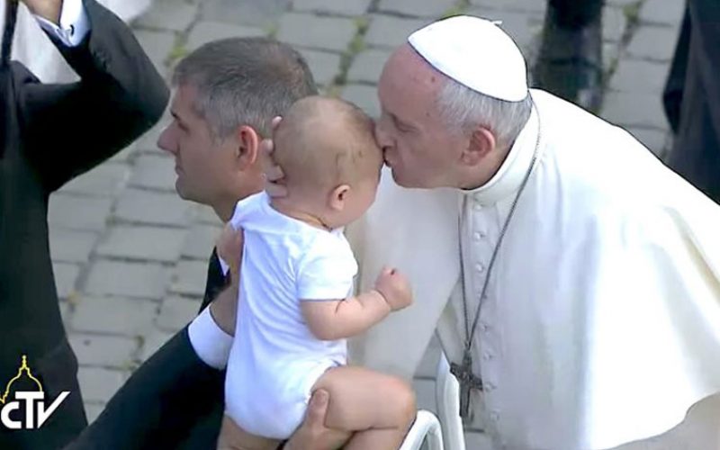Папата: Голема е потребата за молитва