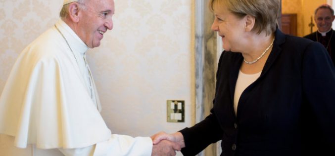 Папата се сретна со Ангела Меркел