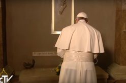 Папата ги посети гробовите на дон Мацолари и дон Милани