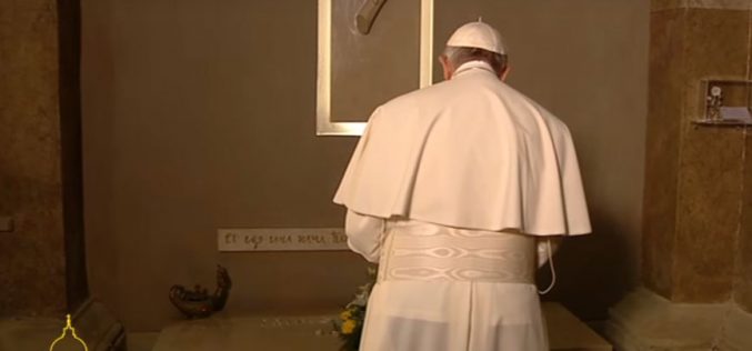 Папата ги посети гробовите на дон Мацолари и дон Милани