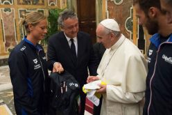 Папата до пливачите: Водата е живот, не дозволувајте да се загади