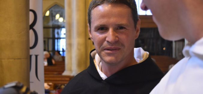 Поранешниот фудбалер на Манчестер Јунајтед ракоположен за свештеник