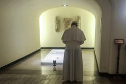Папата Фрањо молеше на гробот на папата Павле VI