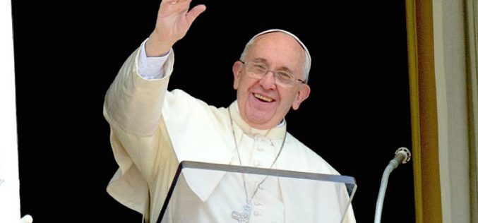 Папата: Нека Марија ни помогне да бидеме свети
