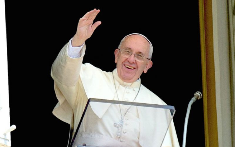 Папата: Нека Марија ни помогне да бидеме свети