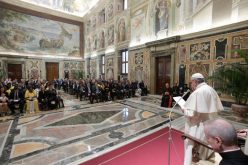 Папата се сретна со парламентарци католици