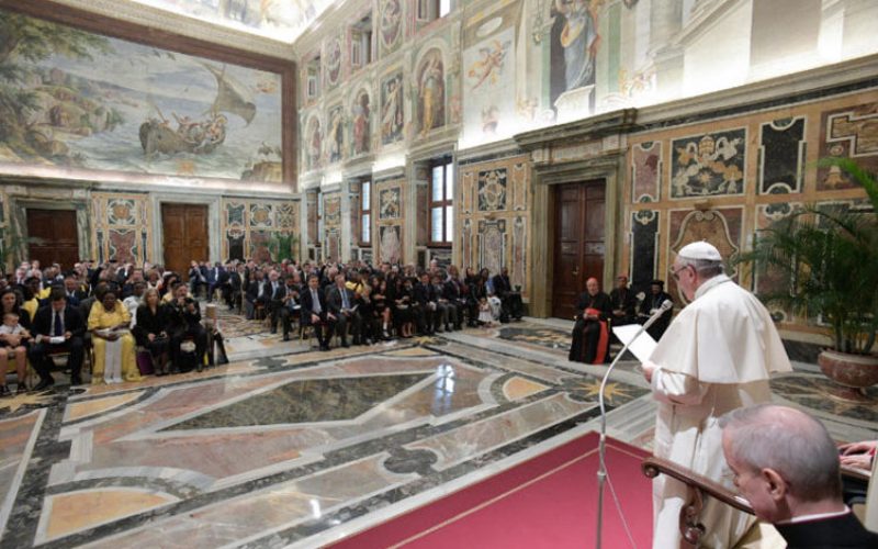 Папата се сретна со парламентарци католици