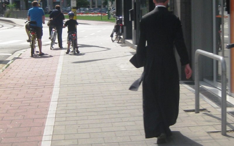 Зошто свештениците носат црна облека?