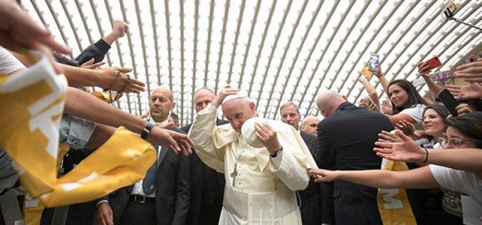 Папата се сретна со членови на заедницата Шалом