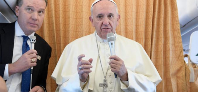 Папата ги повика новинарите да молат за него