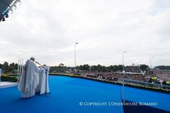 Папата ја осуди „густата темнина“ која ѝ се заканува на Колумбија