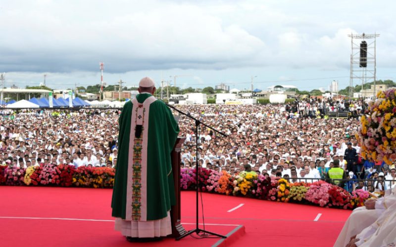 Папата ги повика Колумбијците да се борат против корените на неправдата