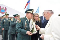 Папата се заблагодари на колумбиската војска и полиција