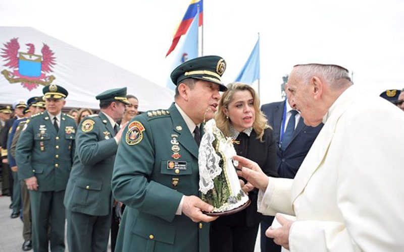 Папата се заблагодари на колумбиската војска и полиција