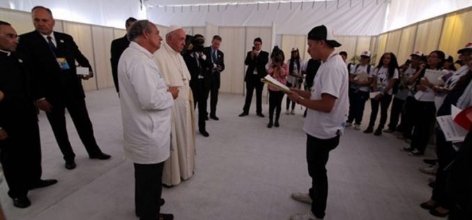 Папата со учениците од фондацијата Scholas Occurrentes