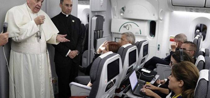 Папата одржа прес-конференција во авионот на враќање од Колумбија