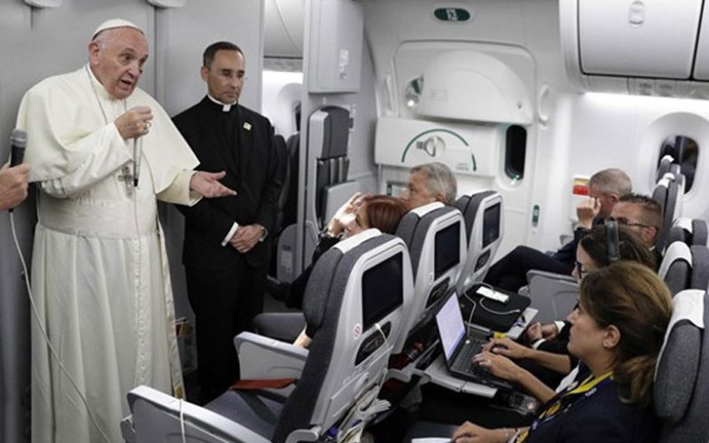 Папата одржа прес-конференција во авионот на враќање од Колумбија