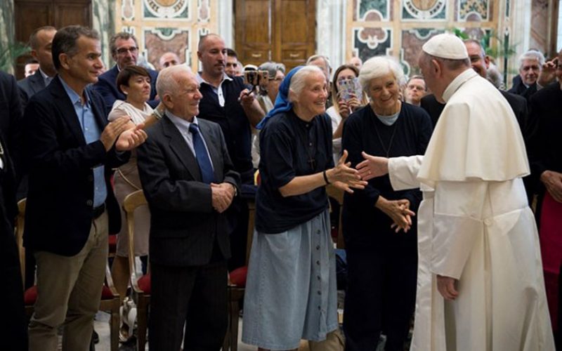 Папата се сретна со циркуските работници