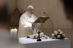 Папата: Грев е да не се молиме за луѓето кои се на власт