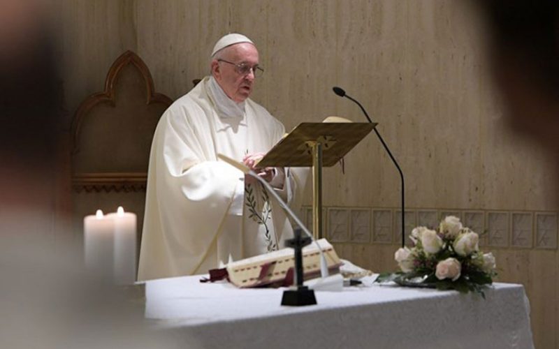 Папата: Грев е да не се молиме за луѓето кои се на власт