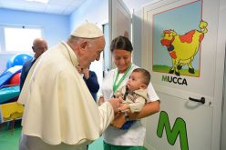 Папата го посети римскиот центар за рехабилитација