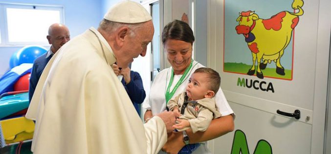 Папата го посети римскиот центар за рехабилитација