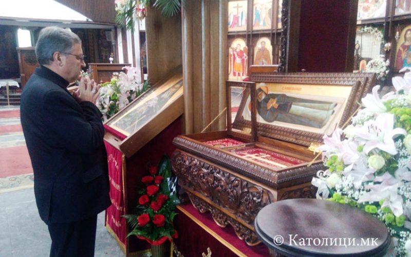Бискупот Стојанов се помоли пред моштите на свети Јоаникиј Ракотински