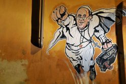 Маица со ликот на Папата